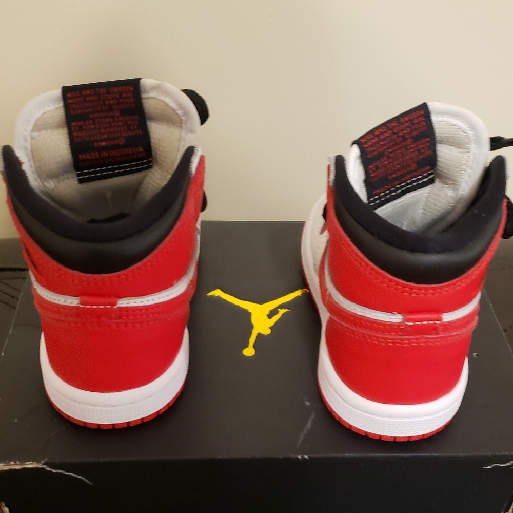 Nike Toddler Sneakers - Picture 4 of 4